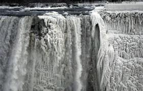 Foto: Polarni mraz oledenil tudi Niagarske slapove
