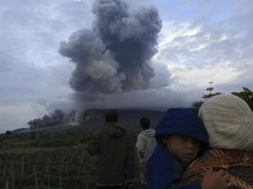 Foto: Na tisoče ljudi zbežalo pred vulkanom na Sumatri