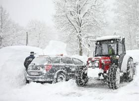 Foto: Snežni kaos - v Avstriji dva mrtva, v Srbiji rešili 84 ljudi