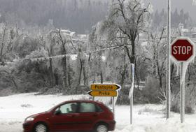 Notranjcem, ki so ostali brez elektrike, pomaga tudi vojska