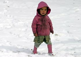 V Iranu dva metra snega, negotove razmere v Avstriji