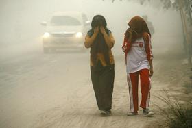 Foto: Na indonezijskem otoku Java izbruhnil vulkan in s pepelom prekril okolico