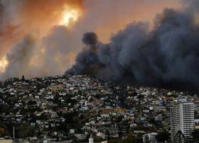 Foto: Čilsko mesto Valparaiso zajel obsežen požar. Evakuirali več kot 5.000 ljudi.