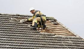 Foto: Močan veter je odnašal strehe in podiral drevesa