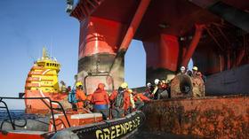 Greenpeaceova ladja (neuspešno) nad norveško naftno ploščad