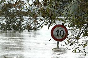 Poplave na Hrvaškem še vedno ogrožajo mesta in vasi