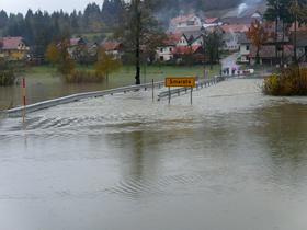 Foto in video: V Loški dolini nivo vode dosegel raven januarskih poplav