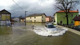 Posnetek iz zraka: Poplave v vasi Bač