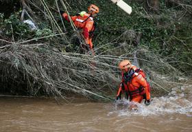 Zaradi smrtonosnih poplav na jugu Francije evakuirali 1.500 ljudi
