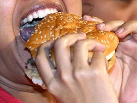 Slovenci se počutijo bolj zdrave, hkrati se polovica odraslih prehranjuje pretežno nezdravo