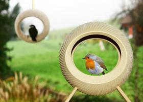 Foto: Plastične, pletene, natisnjene - ptičje krmilnice za vsak kljun