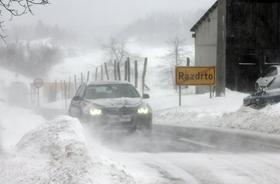 Primorsko bo zajela močna burja. Na avtocestah pričakujejo zamete.