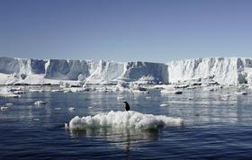 Večina ledu je pod morsko gladino. (Foto - Reuters)