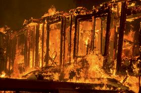 Foto: Pred požari v Kaliforniji beži več tisoč ljudi