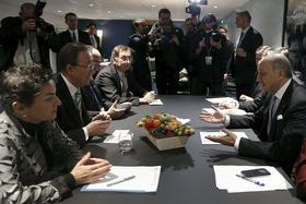 Osnutek podnebnega sporazuma bodo predvidoma potrdili na sklepnem plenarnem zasedanju, ki ga bo vodil francoski zunanji minister Laurent Fabius. Dokument bodo nato predali v politična pogajanja na ministrski ravni, ki se bodo začela v ponedeljek. (Foto - Reuters)