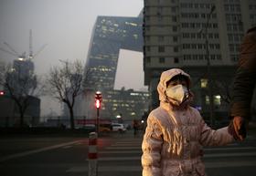 Peking zaradi onesnaženosti zraka prvič razglasil rdeči alarm