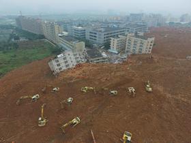 Foto: Orjaški plaz na Kitajskem zasul del industrijske cone, 91 pogrešanih