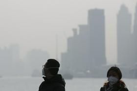 Na slab dan je zrak v Pekingu desetkrat bolj onesnažen, kot bi bilo še priporočljivo. (Foto - Reuters)