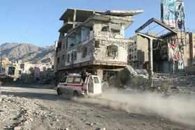Uporniški del Jemna je že leto dni tarča silovitih letalskih bombardiranj pod vodstvom Savdske Arabije, ki hkrati vodi tudi kopensko posredovanje. Po podatkih ZN-ja je v letu dni vojne umrlo 3.218 civilistov. (Foto: Reuters)