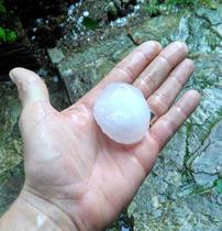 Foto: V Velenju huda toča. Na Koroškem zalivala voda, v Pomurju odneslo strehe