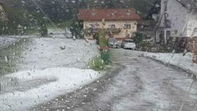 Na Štajerskem in Koroškem toča, vozniki spet ustavljali pod nadvozi in v predorih