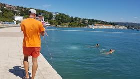 Na plaži v Bernardinu so sneli rdečo zastavo, kopanje je spet dovoljeno