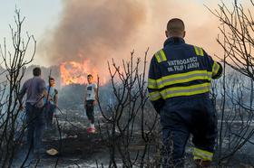 Hrvaška v boju s požari - ognjena črta pri Drnišu daljša od 6 kilometrov