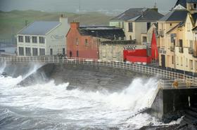 Nevihta Ophelia na Irskem zahtevala tri smrtne žrtve