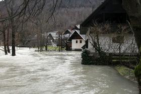 Brez elektrike več tisoč odjemalcev, poplavljenih okoli 600 objektov in 700 cest