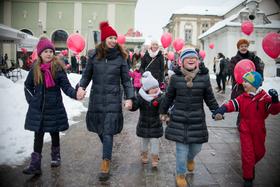 Rdeči baloni za otroke z redkimi boleznimi