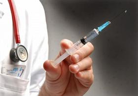 Strah pred cepljenjem bi lahko odpravljali tudi zdravniki, če bi se cepili sami