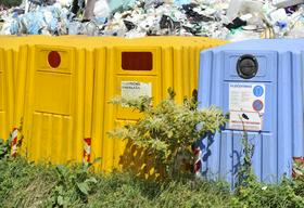 Veliko odpadne plastike je zanič in predelava ne prinaša dobička