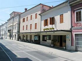 Stavba, v kateri domuje gledališče.