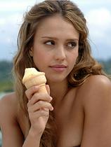 Jessica Alba v Predzakonskih zdrahah