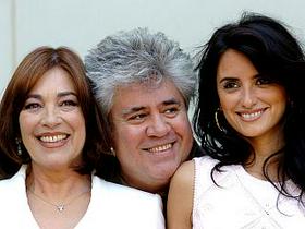 carmen Maura (L), Pedro Almodovar in Penelope Cruz (D).