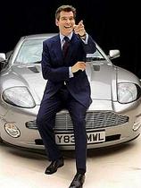 Pierce Brosnan z najnovejšim Bondovim avtomobilom znamke aston martin