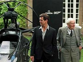 Britanski igralec Desmond Llewelyn in Pierce Brosnan - partnerja v filmih o Jamesu Bondu