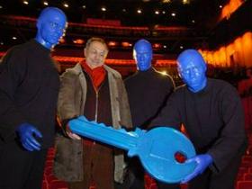 Direktorju Berlinala so člani skupine Blue Man (Modri ljudje) že predali ključ gledališča na Potsdamer Platzu, kjer bo odprtje festivala.