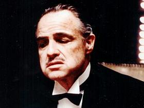 Marlon Brando kot don Corleone je eden najbolj prepoznavnih filmskih mafijskih obrazov. Filmov o italijanski mafiji se že dolgo ne lotevajo le v Italiji. - marlon_show