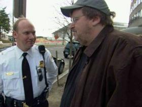 Michael Moore pred savdsko embasado v Washingtonu DC.