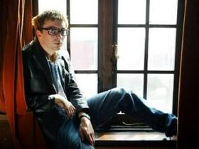 Graham Coxon se predstavlja s singlom Spectacular.