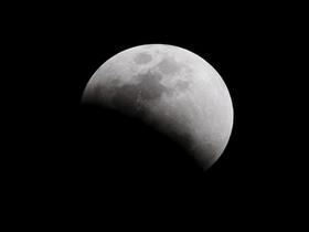Pol letu in pol bo spet viden delni Lunin mrk