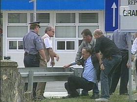 Na meji so se začeli prerivati; po tleh je padel tudi predsednik SLS-a Janez Podobnik.