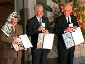 Palestinski voditelj Jaser Arafat, takratni izraelski zunanji minister Šimon Peres in umorjeni izraelski premier Icak Rabin so leta 1994 dobili Nobelovo nagrado za mir.