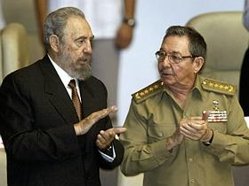 Fidel (levo) in Raul Castro