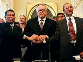 Indonezijski pravosodni minister Hamid Avaludin (levo), predsednik Gama Malik Mahmud (desno) in nekdanji finski predsednik Martti Ahtisaari (sredina).