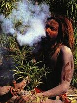 Rastafarijanec ob kajenju trave