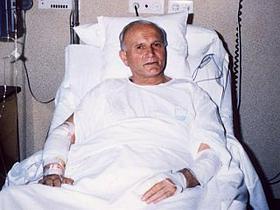 Papež Janez Pavel II. v bolnišnici po atentatu nanj leta 1981