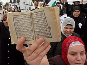 Muslimanka s Koranom