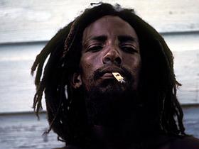 Rastafarijanec ob kajenju trave